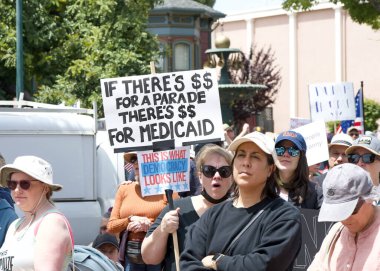 Alameda, CA - 14 Haziran 2025: Belediyenin önünde düzenlenen HAYIR Günü mitingine katılan kimliği belirsiz yüzlerce kişi.