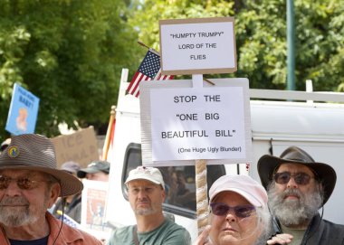 Alameda, CA - 14 Haziran 2025: Belediyenin önünde düzenlenen HAYIR Günü mitingine katılan kimliği belirsiz yüzlerce kişi.