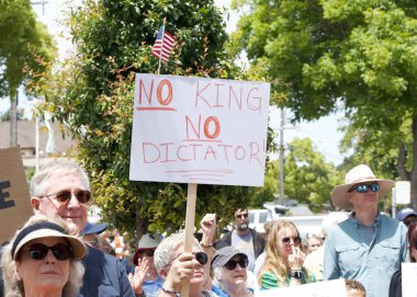 Alameda, CA - 14 Haziran 2025: Belediyenin önünde düzenlenen HAYIR Günü mitingine katılan kimliği belirsiz yüzlerce kişi.
