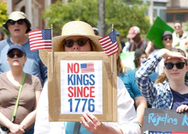 Alameda, CA - 14 Haziran 2025: Belediyenin önünde düzenlenen HAYIR Günü mitingine katılan kimliği belirsiz yüzlerce kişi.