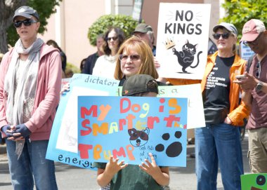 Alameda, CA - 14 Haziran 2025: Belediyenin önünde düzenlenen HAYIR Günü mitingine katılan kimliği belirsiz yüzlerce kişi.