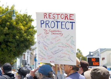 Alameda, CA - 14 Haziran 2025: Belediyenin önünde düzenlenen HAYIR Günü mitingine katılan kimliği belirsiz yüzlerce kişi.