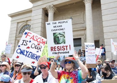 Alameda, CA - 14 Haziran 2025: Belediyenin önünde düzenlenen HAYIR Günü mitingine katılan kimliği belirsiz yüzlerce kişi.