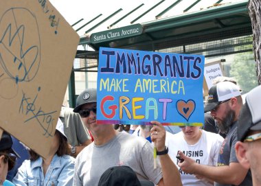 Alameda, CA - 14 Haziran 2025: Belediyenin önünde düzenlenen HAYIR Günü mitingine katılan kimliği belirsiz yüzlerce kişi.