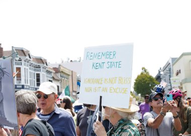 Alameda, CA - 14 Haziran 2025: Belediyenin önünde düzenlenen HAYIR Günü mitingine katılan kimliği belirsiz yüzlerce kişi.