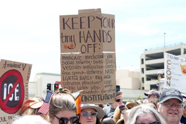 Alameda, CA - 14 Haziran 2025: Belediyenin önünde düzenlenen HAYIR Günü mitingine katılan kimliği belirsiz yüzlerce kişi.