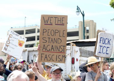 Alameda, CA - 14 Haziran 2025: Belediyenin önünde düzenlenen HAYIR Günü mitingine katılan kimliği belirsiz yüzlerce kişi.