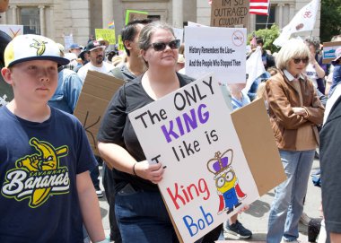 Alameda, CA - 14 Haziran 2025: Belediyenin önünde düzenlenen HAYIR Günü mitingine katılan kimliği belirsiz yüzlerce kişi.