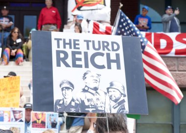 Alameda, CA - 14 Haziran 2025: Belediyenin önünde düzenlenen HAYIR Günü mitingine katılan kimliği belirsiz yüzlerce kişi.