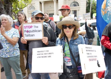 Alameda, CA - 14 Haziran 2025: Belediyenin önünde düzenlenen HAYIR Günü mitingine katılan kimliği belirsiz yüzlerce kişi.