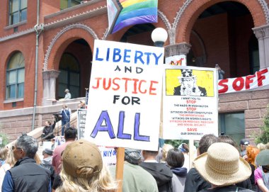 Alameda, CA - 14 Haziran 2025: Belediyenin önünde düzenlenen HAYIR Günü mitingine katılan kimliği belirsiz yüzlerce kişi.