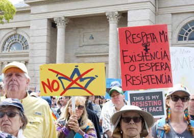 Alameda, CA - 14 Haziran 2025: Belediyenin önünde düzenlenen HAYIR Günü mitingine katılan kimliği belirsiz yüzlerce kişi.