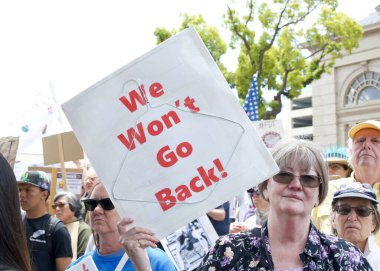 Alameda, CA - 14 Haziran 2025: Belediyenin önünde düzenlenen HAYIR Günü mitingine katılan kimliği belirsiz yüzlerce kişi.