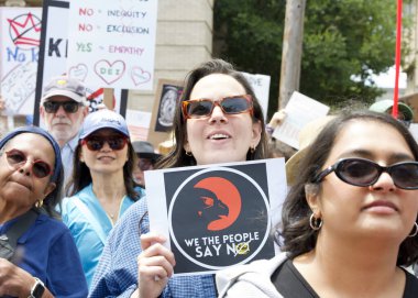 Alameda, CA - 14 Haziran 2025: Belediyenin önünde düzenlenen HAYIR Günü mitingine katılan kimliği belirsiz yüzlerce kişi.