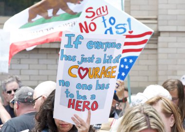 Alameda, CA - 14 Haziran 2025: Belediyenin önünde düzenlenen HAYIR Günü mitingine katılan kimliği belirsiz yüzlerce kişi.