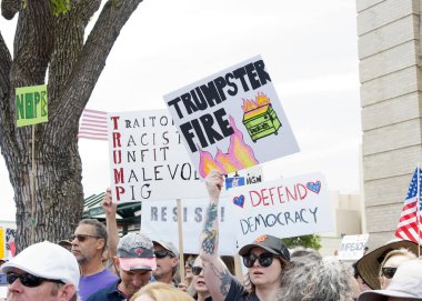 Alameda, CA - 14 Haziran 2025: Belediyenin önünde düzenlenen HAYIR Günü mitingine katılan kimliği belirsiz yüzlerce kişi.