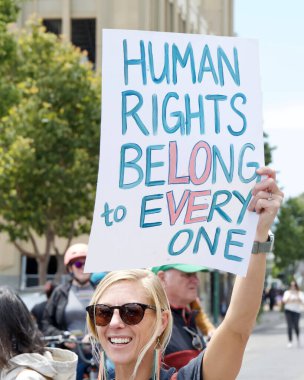 Alameda, CA - 14 Haziran 2025: Belediyenin önünde düzenlenen HAYIR Günü mitingine katılan kimliği belirsiz yüzlerce kişi.