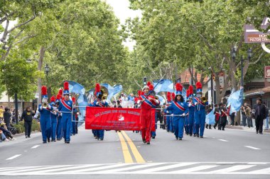 San Leandro, CA - 7 Haziran 2025: Geleneksel Kiraz Geçidi katılımcıları. 1909 'dan beri süregelen bir San Leandro geleneği..
