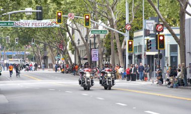 San Leandro, CA - 7 Haziran 2025: Geleneksel Kiraz Geçidi katılımcıları. 1909 'dan beri süregelen bir San Leandro geleneği..
