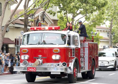 San Leandro, CA - 7 Haziran 2025: Geleneksel Kiraz Geçidi katılımcıları. 1909 'dan beri süregelen bir San Leandro geleneği. Alameda İlçe Yöneticisi Lena Tam