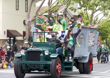 San Leandro, CA - 7 Haziran 2025: Geleneksel Kiraz Geçidi katılımcıları. 1909 'dan beri süregelen bir San Leandro geleneği...