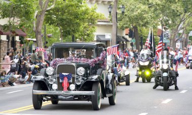 San Leandro, CA - 7 Haziran 2025: Geleneksel Kiraz Geçidi katılımcıları. 1909 'dan beri süregelen bir San Leandro geleneği..