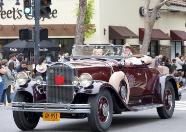 San Leandro, CA - 7 Haziran 2025: Geleneksel Kiraz Geçidi katılımcıları. 1909 'dan beri süregelen bir San Leandro geleneği..