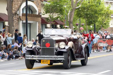 San Leandro, CA - 7 Haziran 2025: Geleneksel Kiraz Geçidi katılımcıları. 1909 'dan beri süregelen bir San Leandro geleneği..