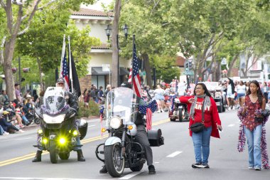 San Leandro, CA - 7 Haziran 2025: Geleneksel Kiraz Geçidi katılımcıları. 1909 'dan beri süregelen bir San Leandro geleneği..