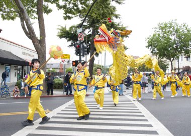 San Leandro, CA - 7 Haziran 2025: Geleneksel Kiraz Geçidi katılımcıları. 1909 'dan beri süregelen bir San Leandro geleneği..