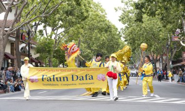 San Leandro, CA - 7 Haziran 2025: Geleneksel Kiraz Geçidi katılımcıları. 1909 'dan beri süregelen bir San Leandro geleneği..