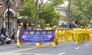San Leandro, CA - 7 Haziran 2025: Geleneksel Kiraz Geçidi katılımcıları. 1909 'dan beri süregelen bir San Leandro geleneği..