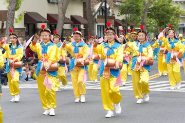 San Leandro, CA - 7 Haziran 2025: Geleneksel Kiraz Geçidi katılımcıları. 1909 'dan beri süregelen bir San Leandro geleneği..
