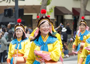 San Leandro, CA - 7 Haziran 2025: Geleneksel Kiraz Geçidi katılımcıları. 1909 'dan beri süregelen bir San Leandro geleneği..