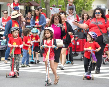 San Leandro, CA - 7 Haziran 2025: Geleneksel Kiraz Geçidi katılımcıları. 1909 'dan beri süregelen bir San Leandro geleneği..