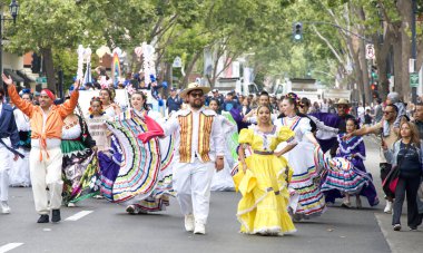 San Leandro, CA - 7 Haziran 2025: Geleneksel Kiraz Geçidi katılımcıları. 1909 'dan beri süregelen bir San Leandro geleneği..