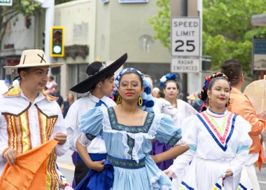 San Leandro, CA - 7 Haziran 2025: Geleneksel Kiraz Geçidi katılımcıları. 1909 'dan beri süregelen bir San Leandro geleneği..