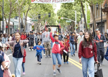 San Leandro, CA - 7 Haziran 2025: Geleneksel Kiraz Geçidi katılımcıları. 1909 'dan beri süregelen bir San Leandro geleneği..