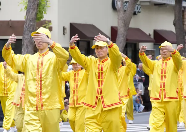 San Leandro, CA - 7 Haziran 2025: Geleneksel Kiraz Geçidi katılımcıları. 1909 'dan beri süregelen bir San Leandro geleneği..