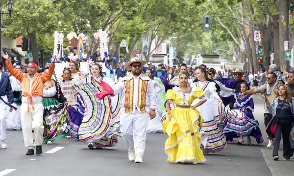 San Leandro, CA - 7 Haziran 2025: Geleneksel Kiraz Geçidi katılımcıları. 1909 'dan beri süregelen bir San Leandro geleneği..