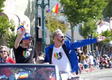 Alameda, CA - 4 Temmuz 2025: Ülkenin en büyük ve en uzun Bağımsızlık Günü geçit törenlerinden biri olan Alameda 4 Temmuz Geçidi katılımcıları.