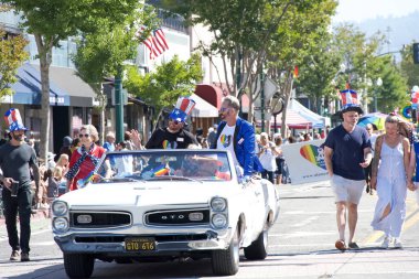 Alameda, CA - 4 Temmuz 2025: Ülkenin en büyük ve en uzun Bağımsızlık Günü geçit törenlerinden biri olan Alameda 4 Temmuz Geçidi katılımcıları.