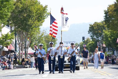 Alameda, CA - 4 Temmuz 2025: Ülkenin en büyük ve en uzun Bağımsızlık Günü geçit törenlerinden biri olan Alameda 4 Temmuz Geçidi katılımcıları