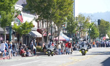Alameda, CA - 4 Temmuz 2025: Ülkenin en büyük ve en uzun Bağımsızlık Günü geçit törenlerinden biri olan Alameda 4 Temmuz Geçidi katılımcıları.