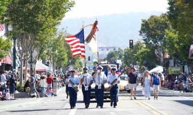 Alameda, CA - 4 Temmuz 2025: Ülkenin en büyük ve en uzun Bağımsızlık Günü geçit törenlerinden biri olan Alameda 4 Temmuz Geçidi katılımcıları.