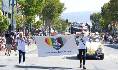 Alameda, CA - 4 Temmuz 2025: Ülkenin en büyük ve en uzun Bağımsızlık Günü geçit törenlerinden biri olan Alameda 4 Temmuz Geçidi katılımcıları.