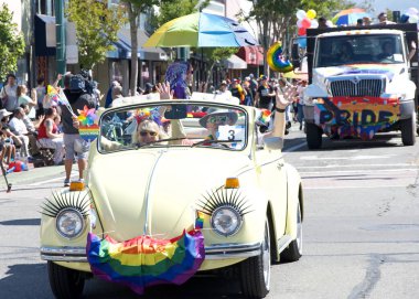 Alameda, CA - 4 Temmuz 2025: Ülkenin en büyük ve en uzun Bağımsızlık Günü geçit törenlerinden biri olan Alameda 4 Temmuz Geçidi katılımcıları.