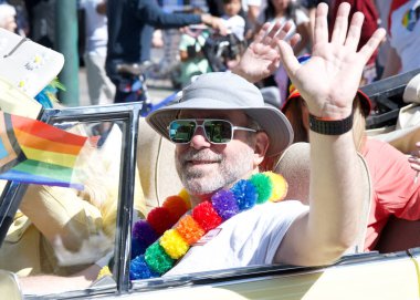 Alameda, CA - 4 Temmuz 2025: Ülkenin en büyük ve en uzun Bağımsızlık Günü geçit törenlerinden biri olan Alameda 4 Temmuz Geçidi katılımcıları.