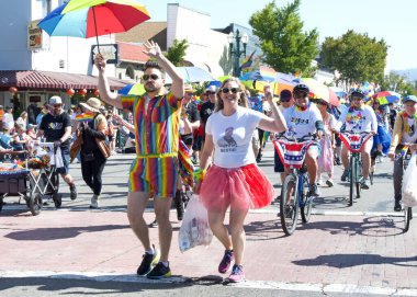 Alameda, CA - 4 Temmuz 2025: Ülkenin en büyük ve en uzun Bağımsızlık Günü geçit törenlerinden biri olan Alameda 4 Temmuz Geçidi katılımcıları.