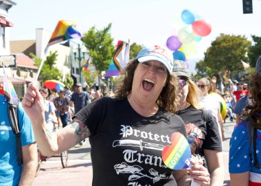 Alameda, CA - 4 Temmuz 2025: Ülkenin en büyük ve en uzun Bağımsızlık Günü geçit törenlerinden biri olan Alameda 4 Temmuz Geçidi katılımcıları.